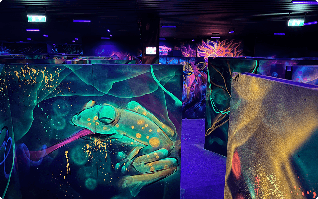 Eine Lasertag-Arena mit Graffitti-Applikationen
