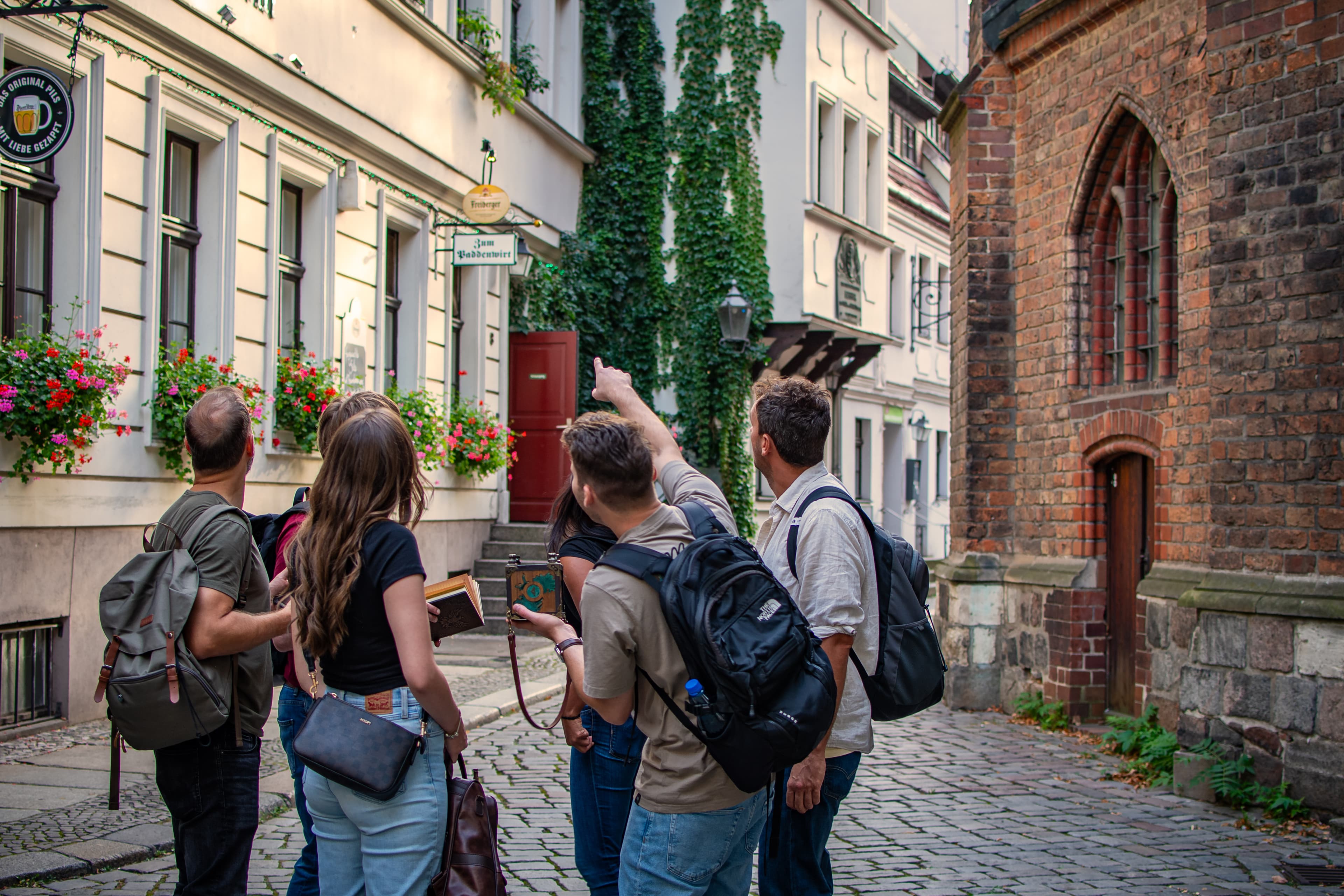 Gruppe sucht die Umgebung beim Outdoor-Escape-Game ab
