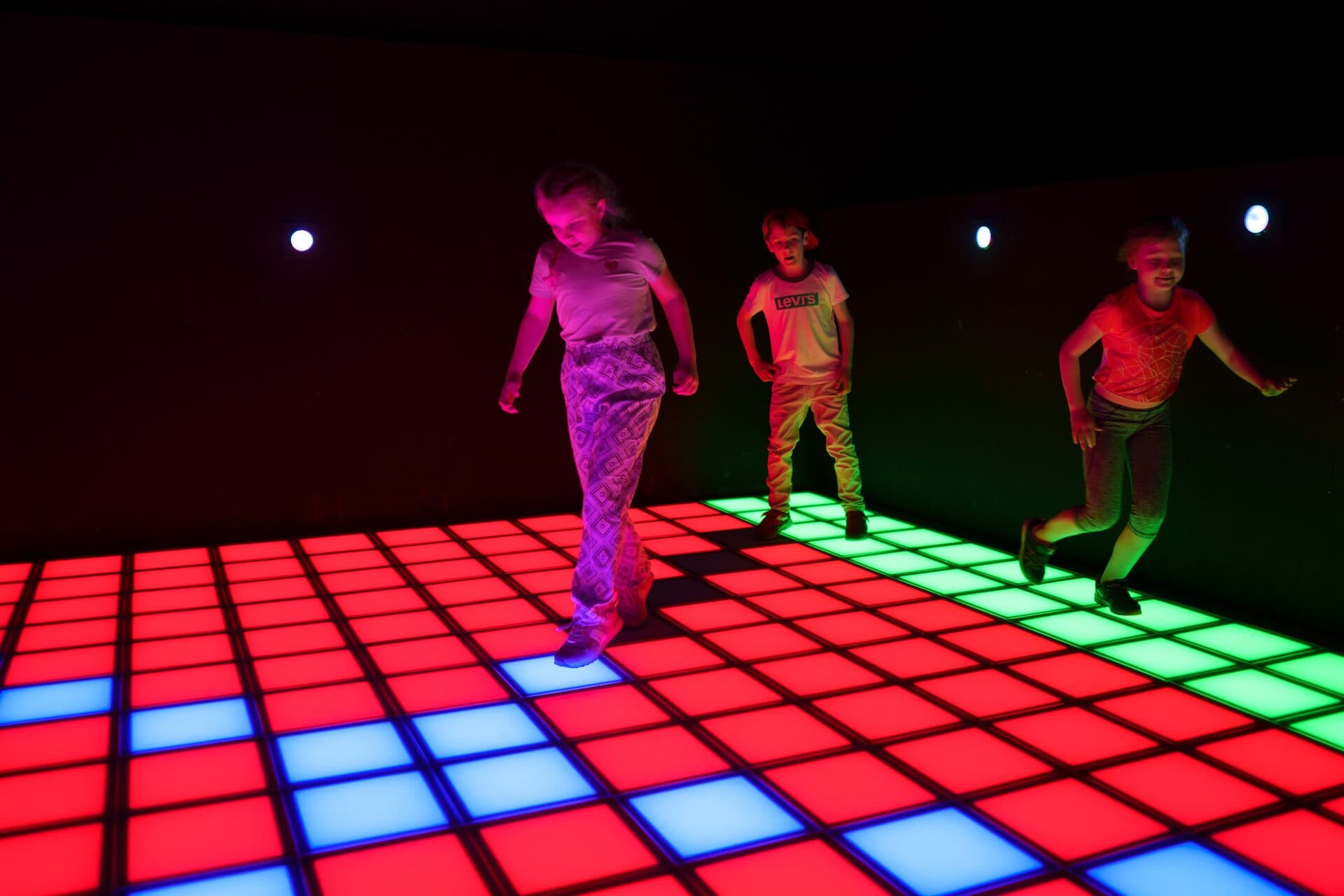 Kinder spielen auf interaktivem LED-Boden bei Pixel Games