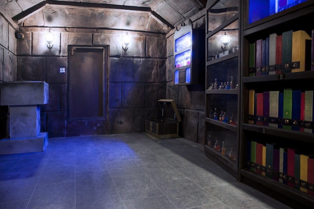 Gruppe löst knifflige Rätsel im Escape Room des Laserland Bautzen