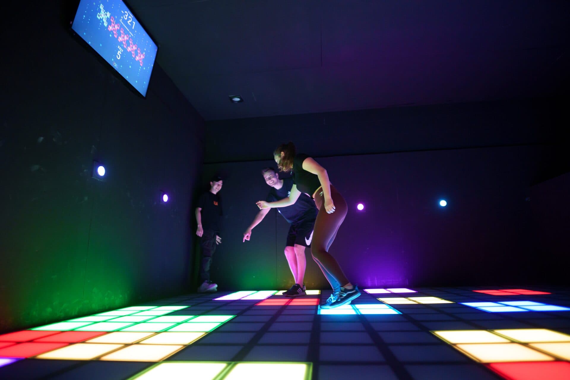 Interaktiver Pixel Games Spielboden mit bunten Lichteffekten im Laserland Cottbus