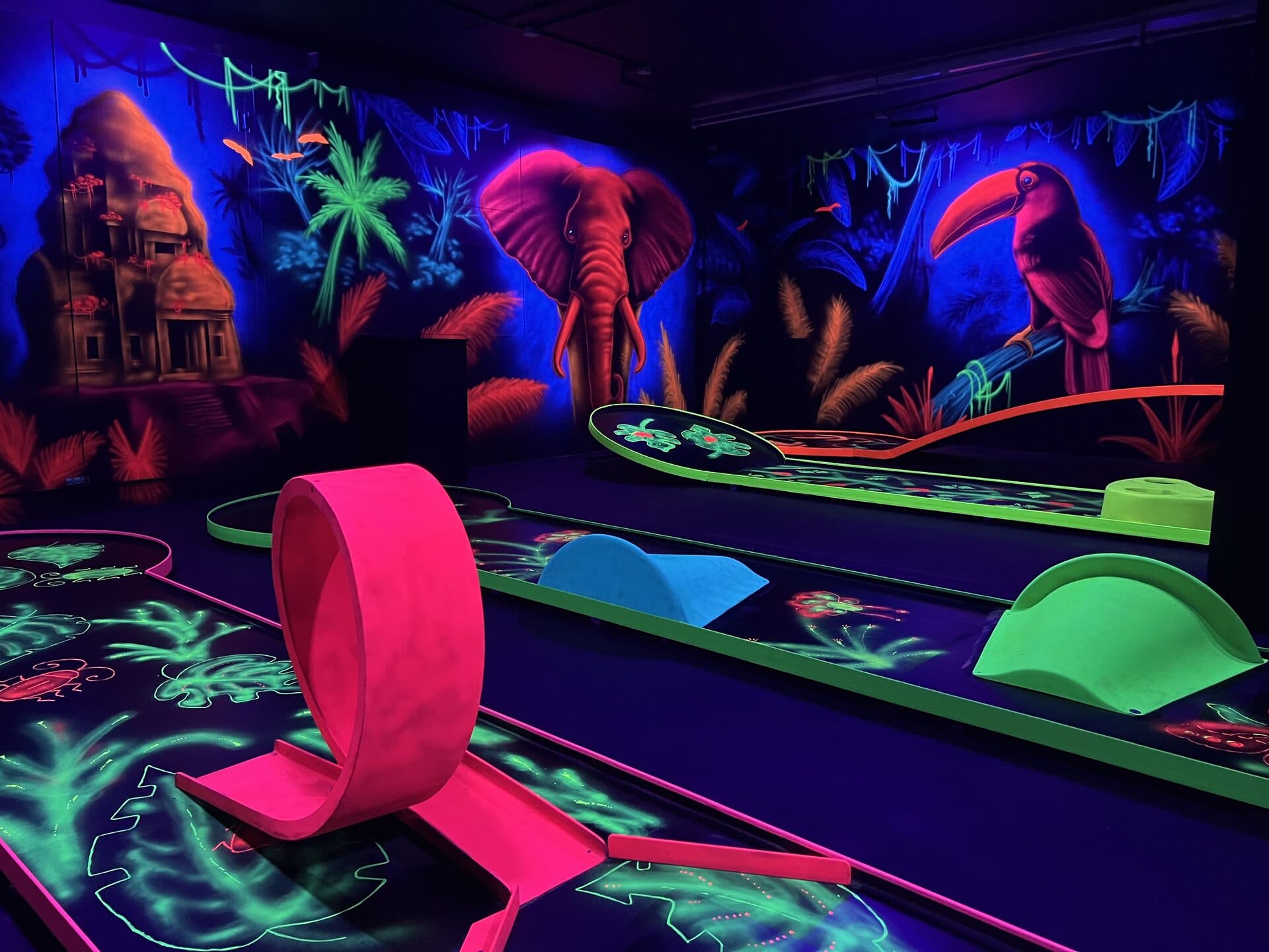 Atemberaubende 3D-Schwarzlicht-Bahnen beim Neon Golf in Bautzen