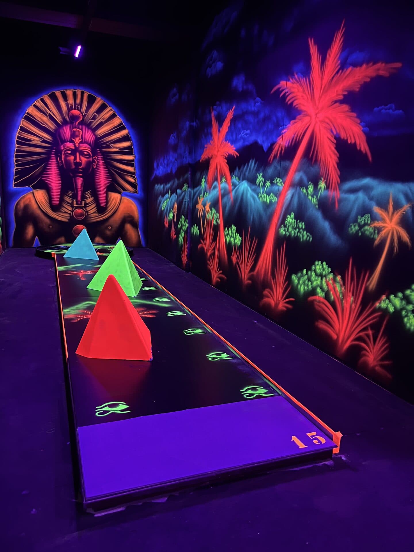 Handgefertigte Dinosaurier-Bahn beim Neon Golf in Bautzen