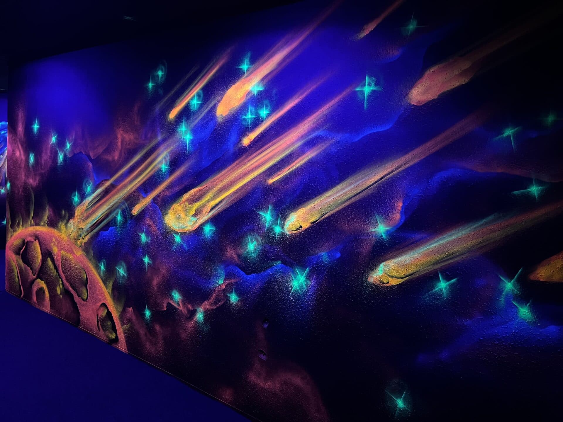 Familie spielt gemeinsam Neon Golf in Bautzen