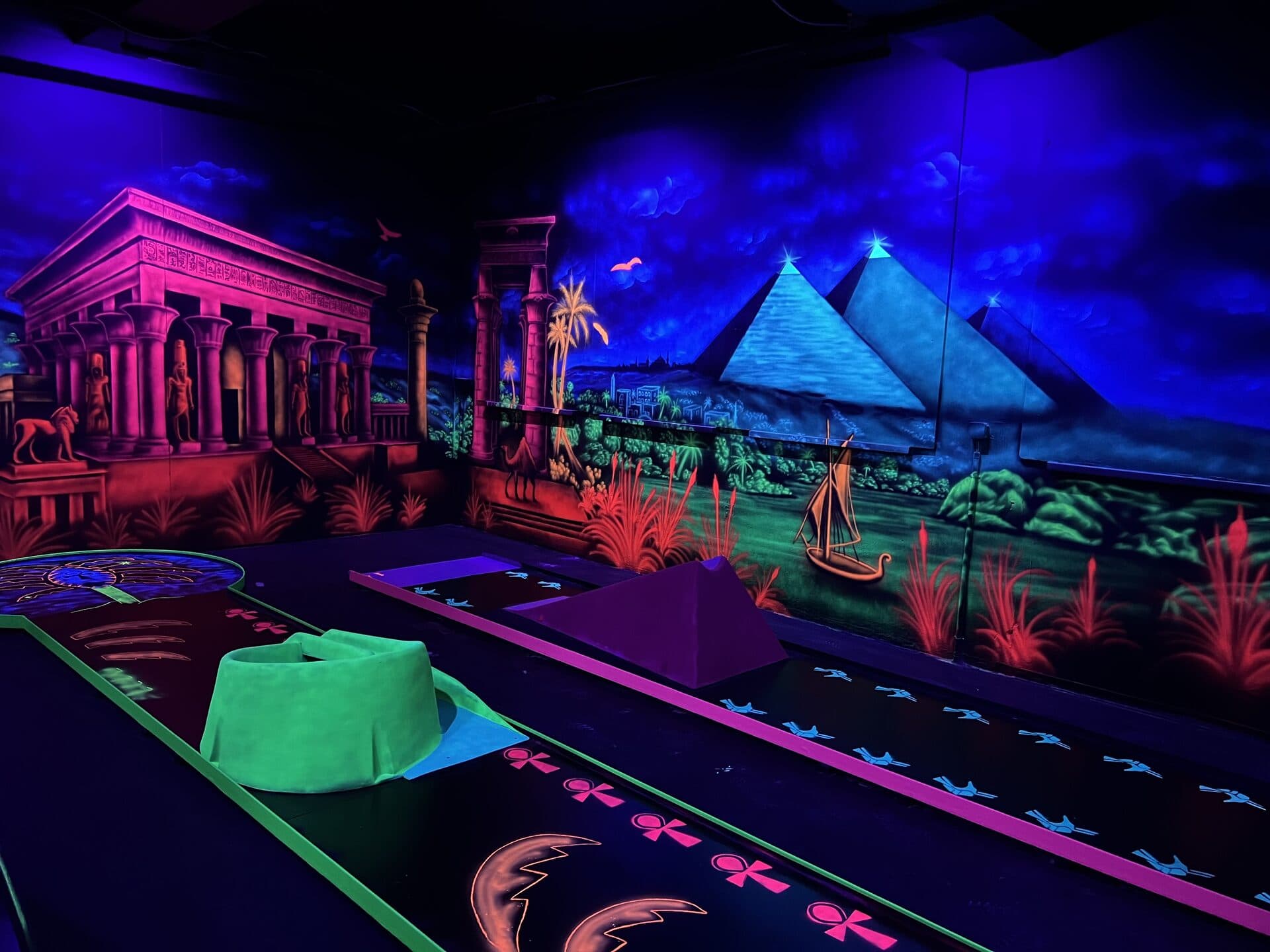 Neon Golf Spieler beim Putten in der Bautzen Arena