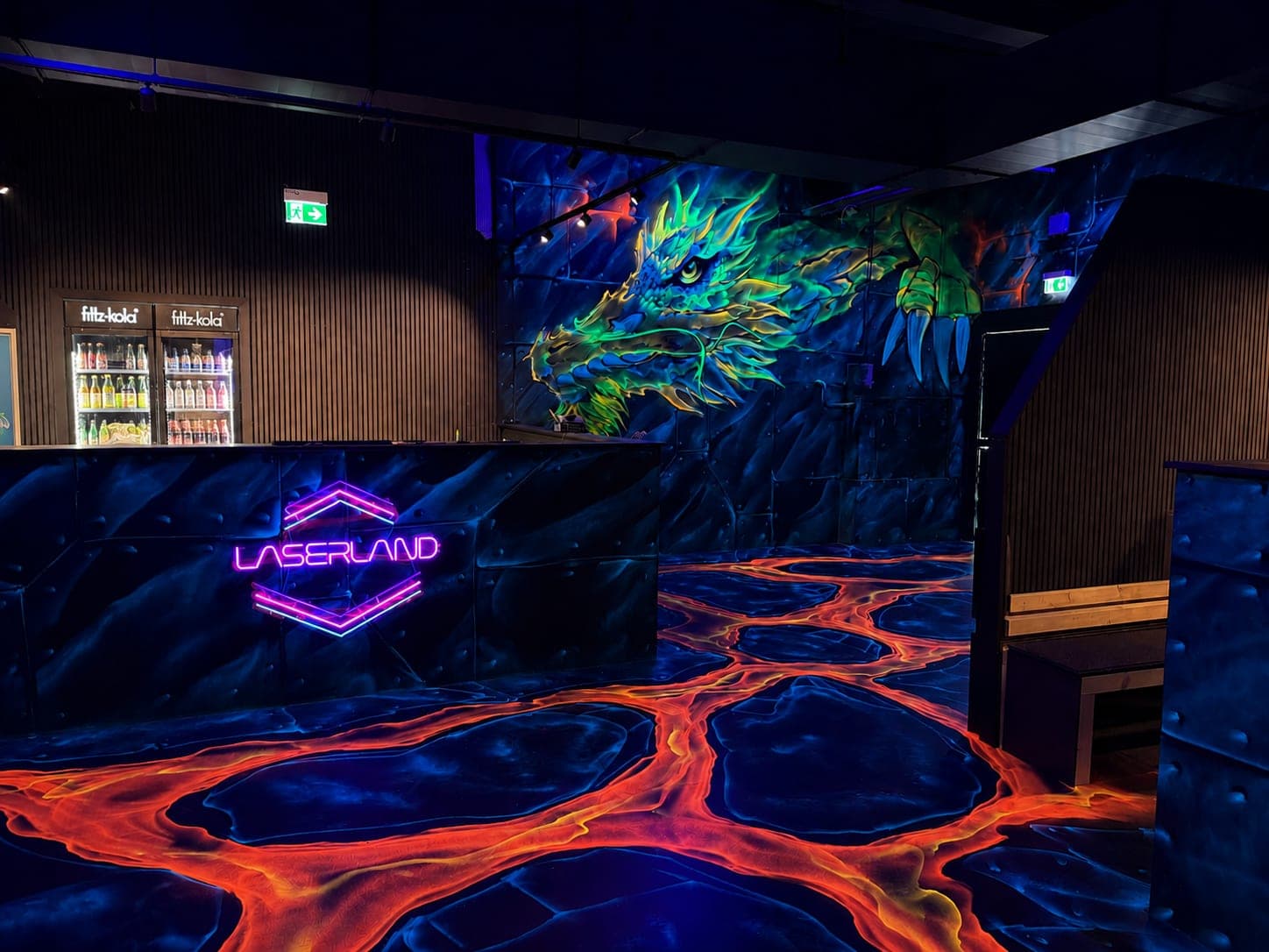 Empfang und Neon-Arena mit leuchtendem Lava-Boden im Laserland Chemnitz