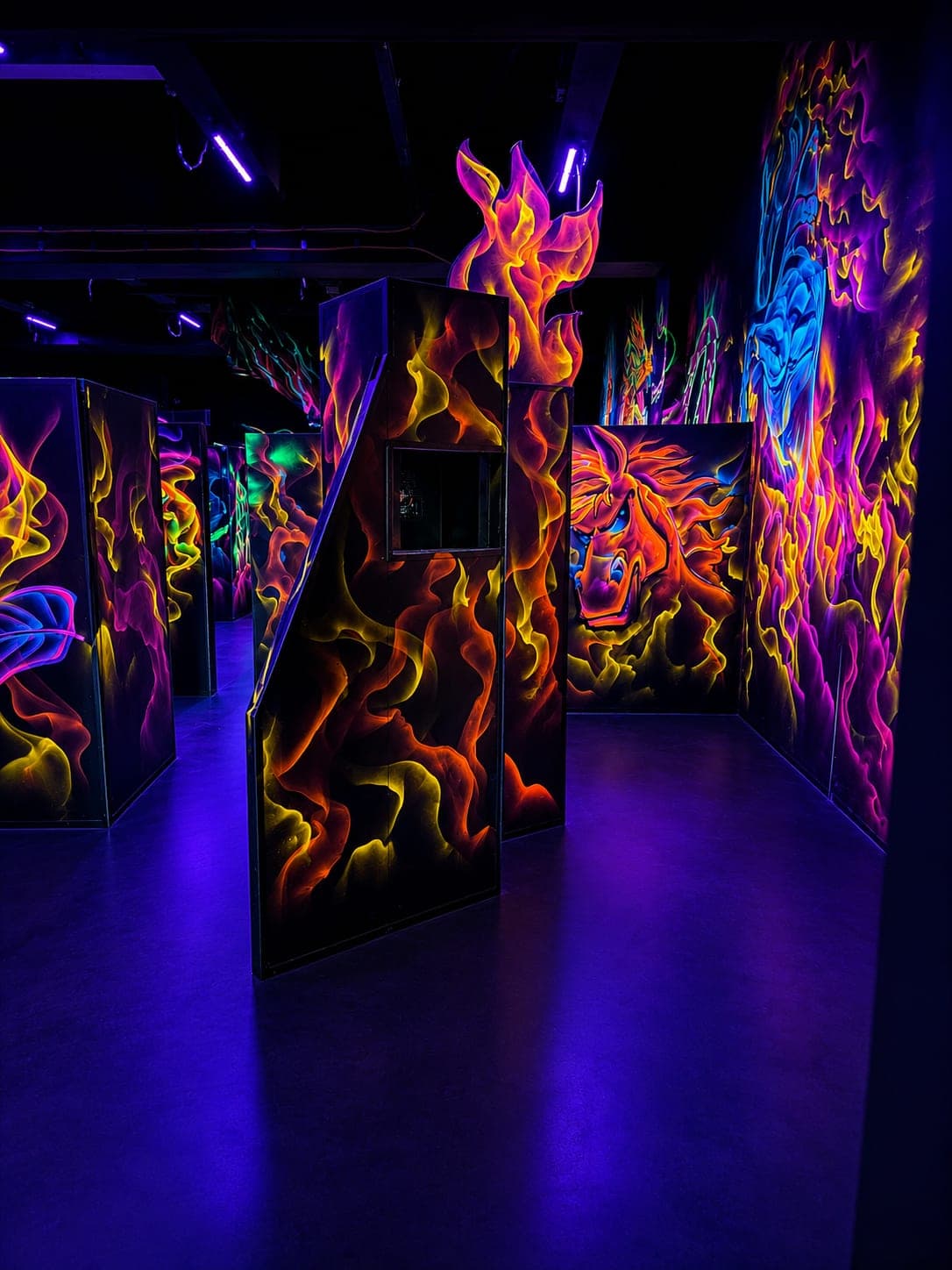 Flammen-Design und Schwarzlicht in der Lasertag-Arena Chemnitz