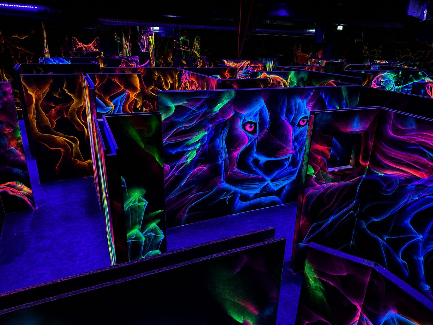 Lasertag-Arena mit handgemalten Schwarzlicht-Graffiti im Laserland Chemnitz