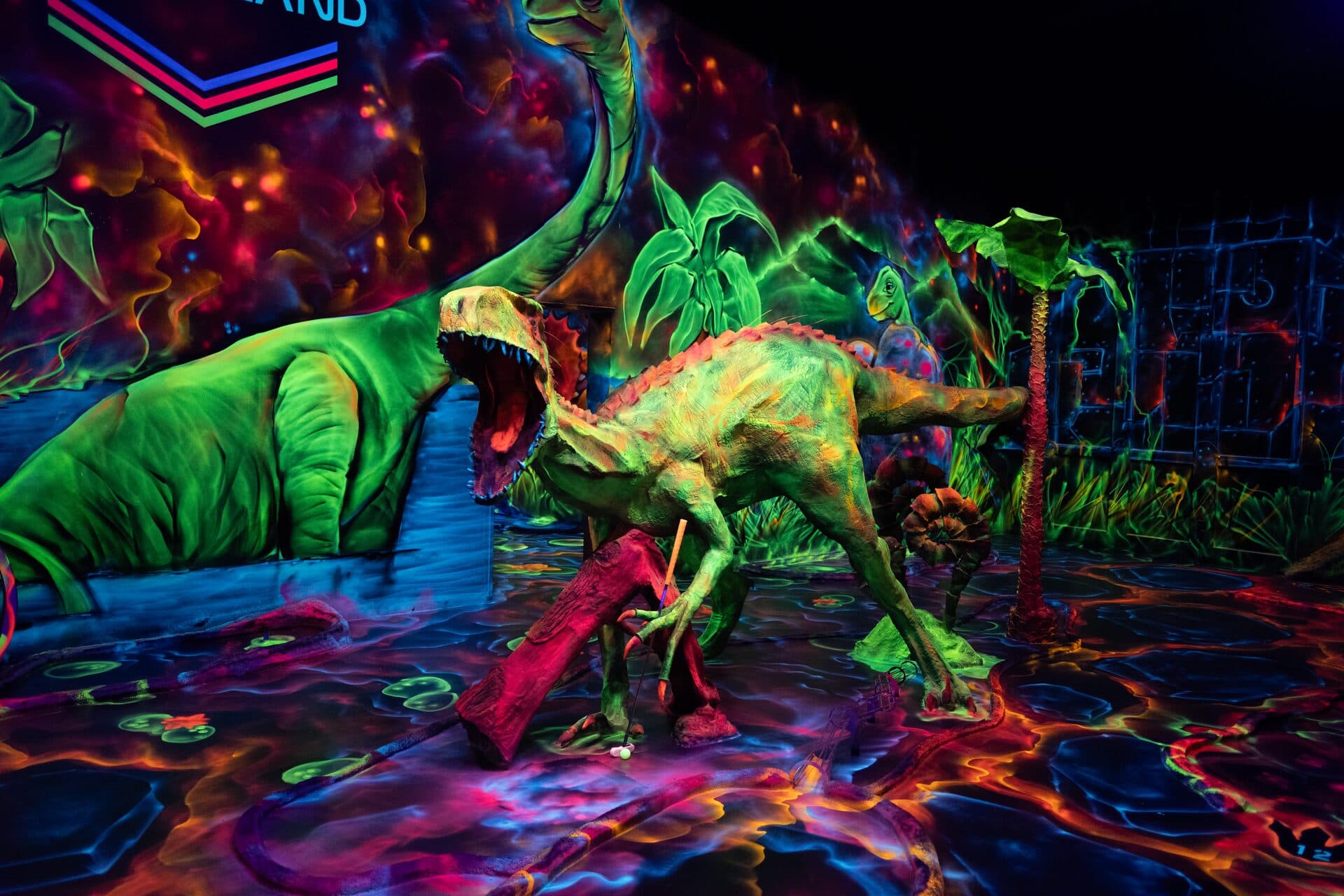 Neon Golf Bahn unter Schwarzlicht im Laserland Cottbus