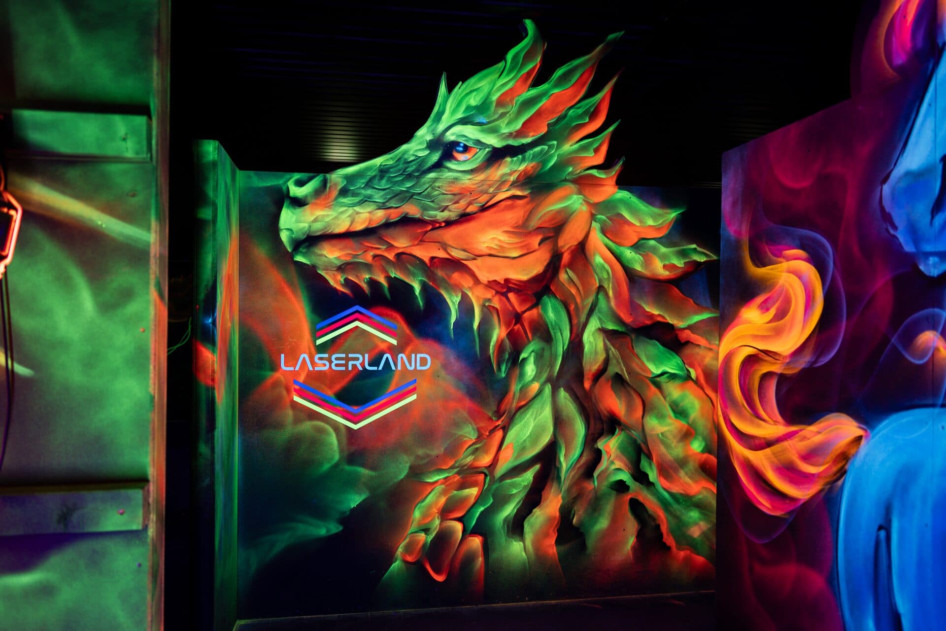 Lasertag Spieler mit Ausrüstung in der Neon-Arena des Laserland Cottbus